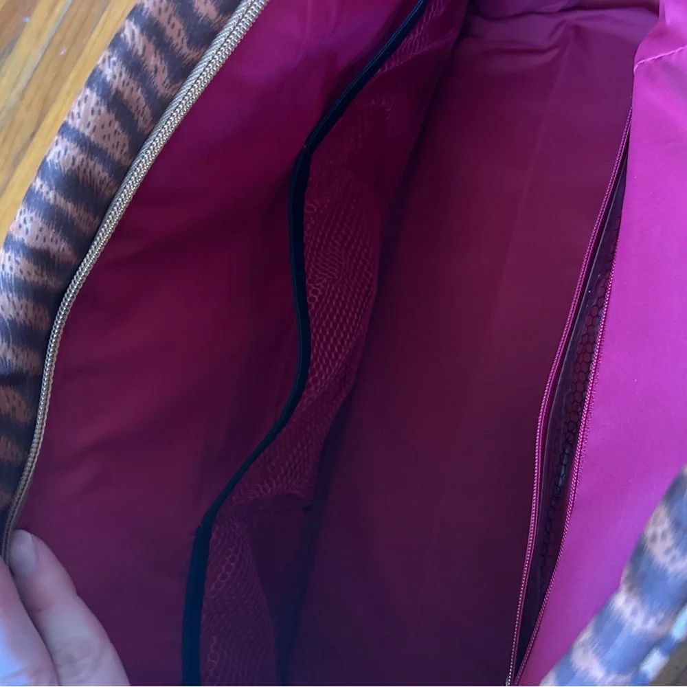 Travelon Tiger Print Travel Bag - Picture 9 of 9